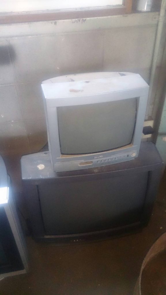 倉敷市玉島爪崎で不用品回収したテレビ２台