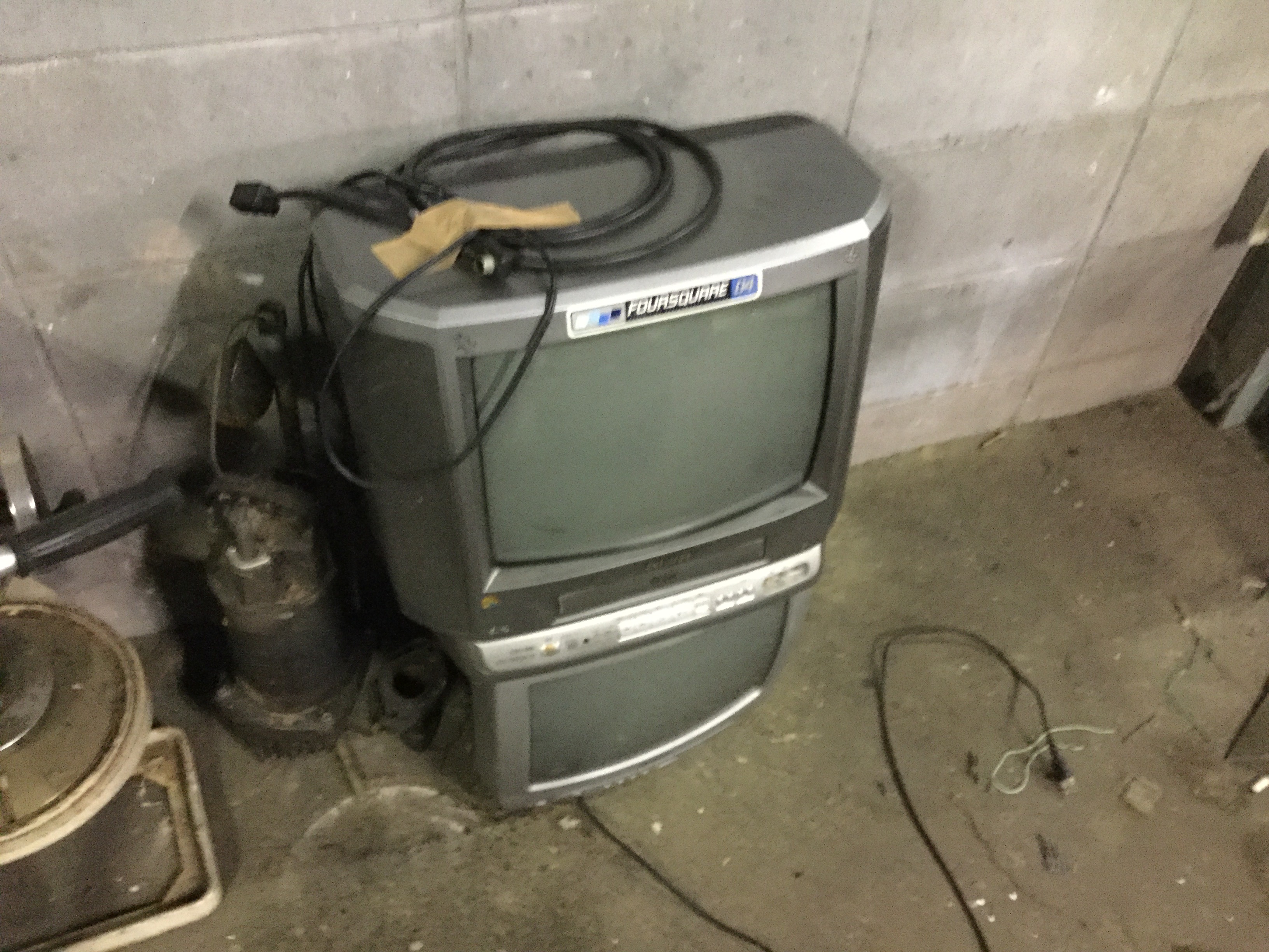 福山市新涯町で回収した家電のブラウン管テレビ