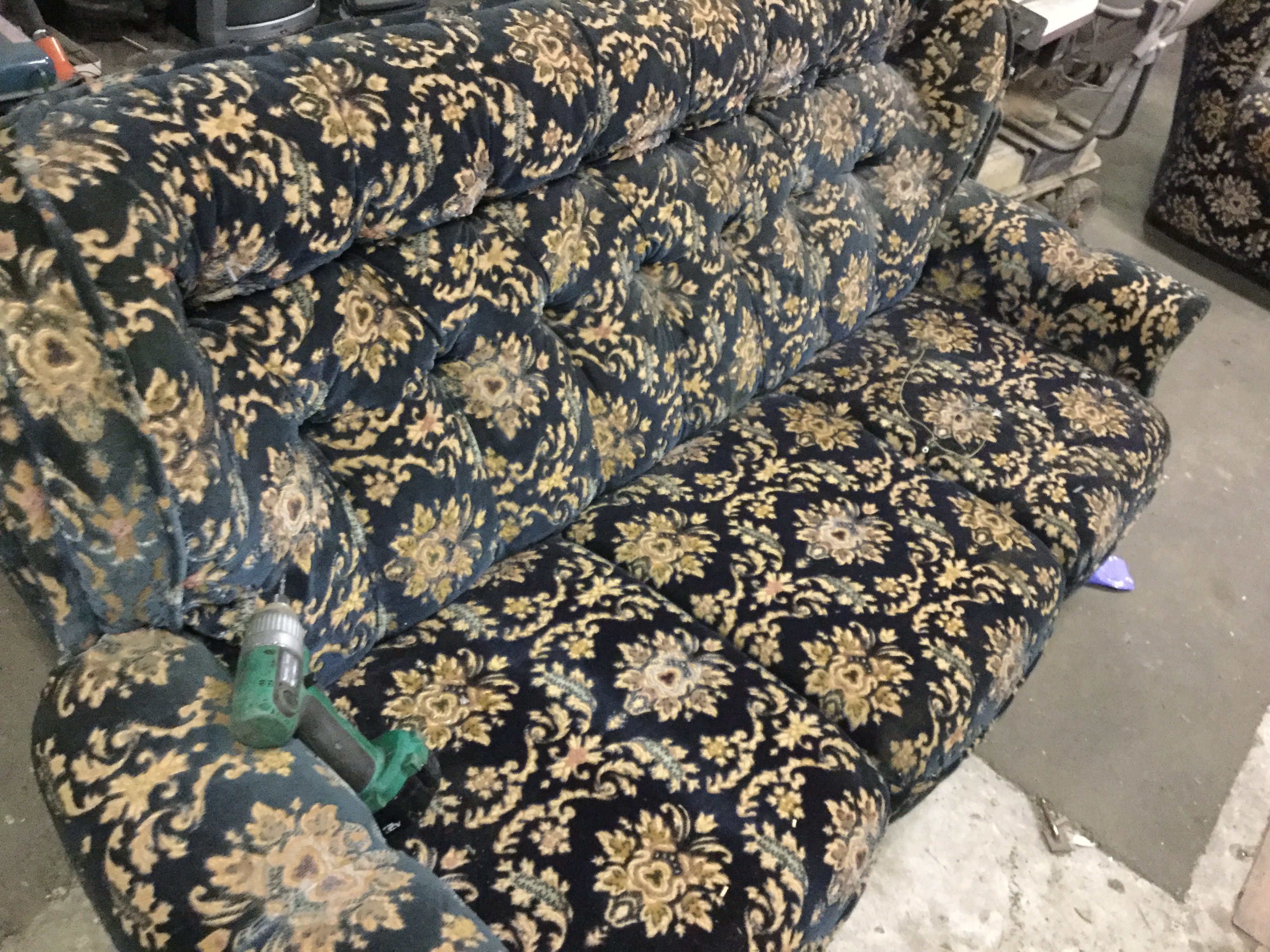 福山市御幸町で回収した粗大ゴミのソファー