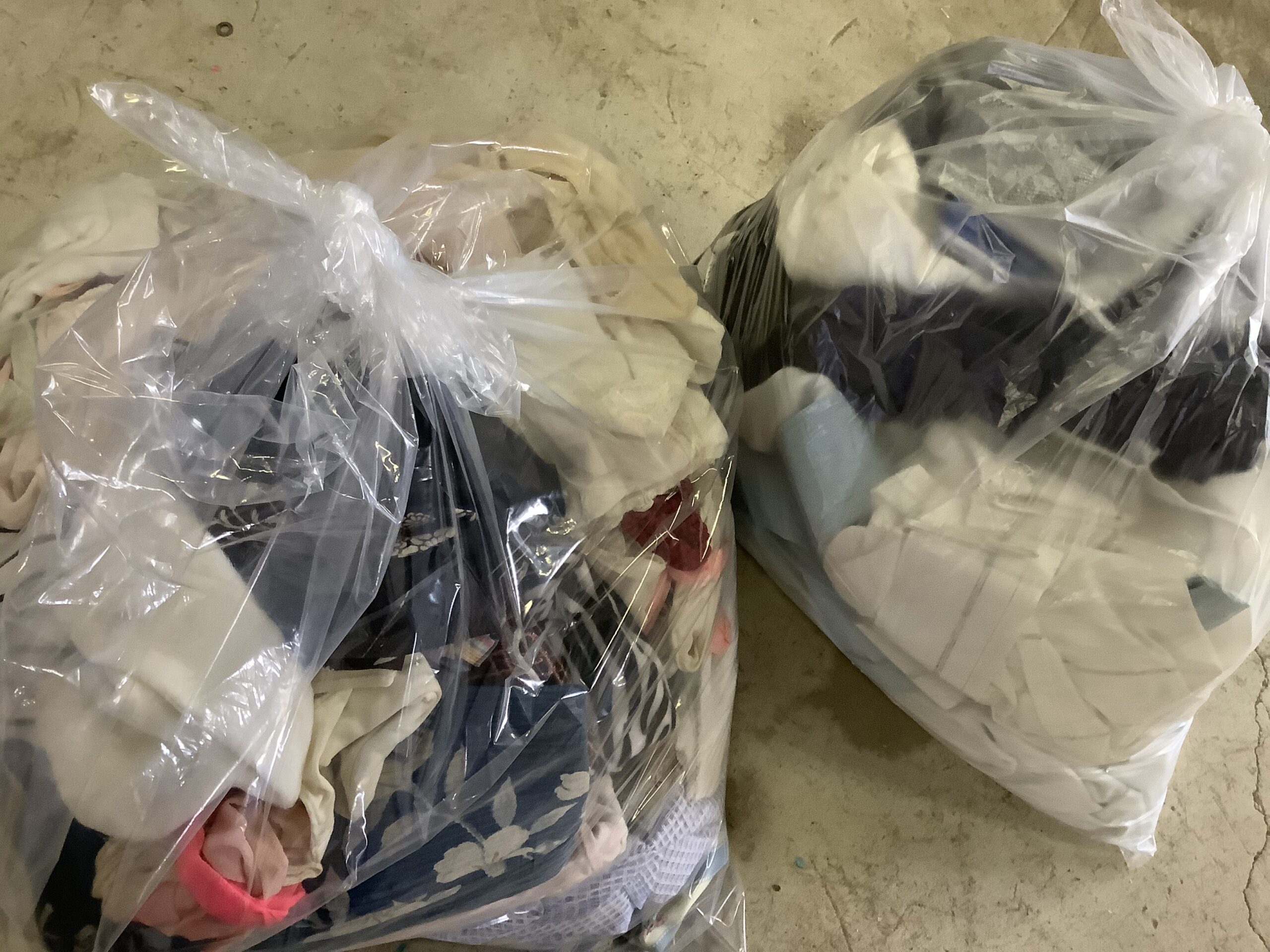 福山市曙町で回収した袋詰めした衣類