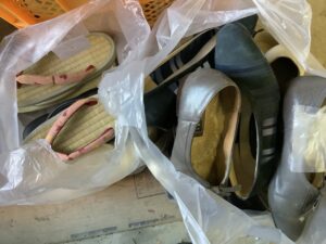 福山市今津町で回収した靴と草履