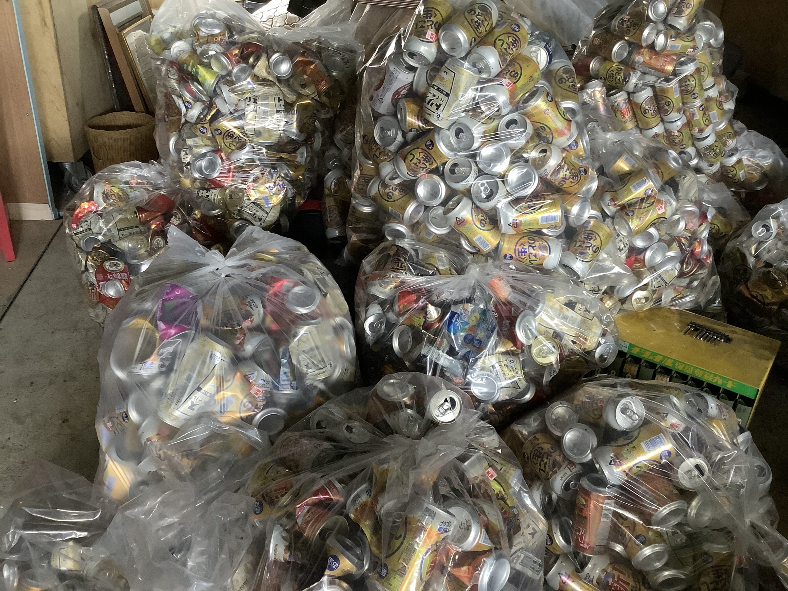 福山市今津町で片付け回収した大量の空き缶