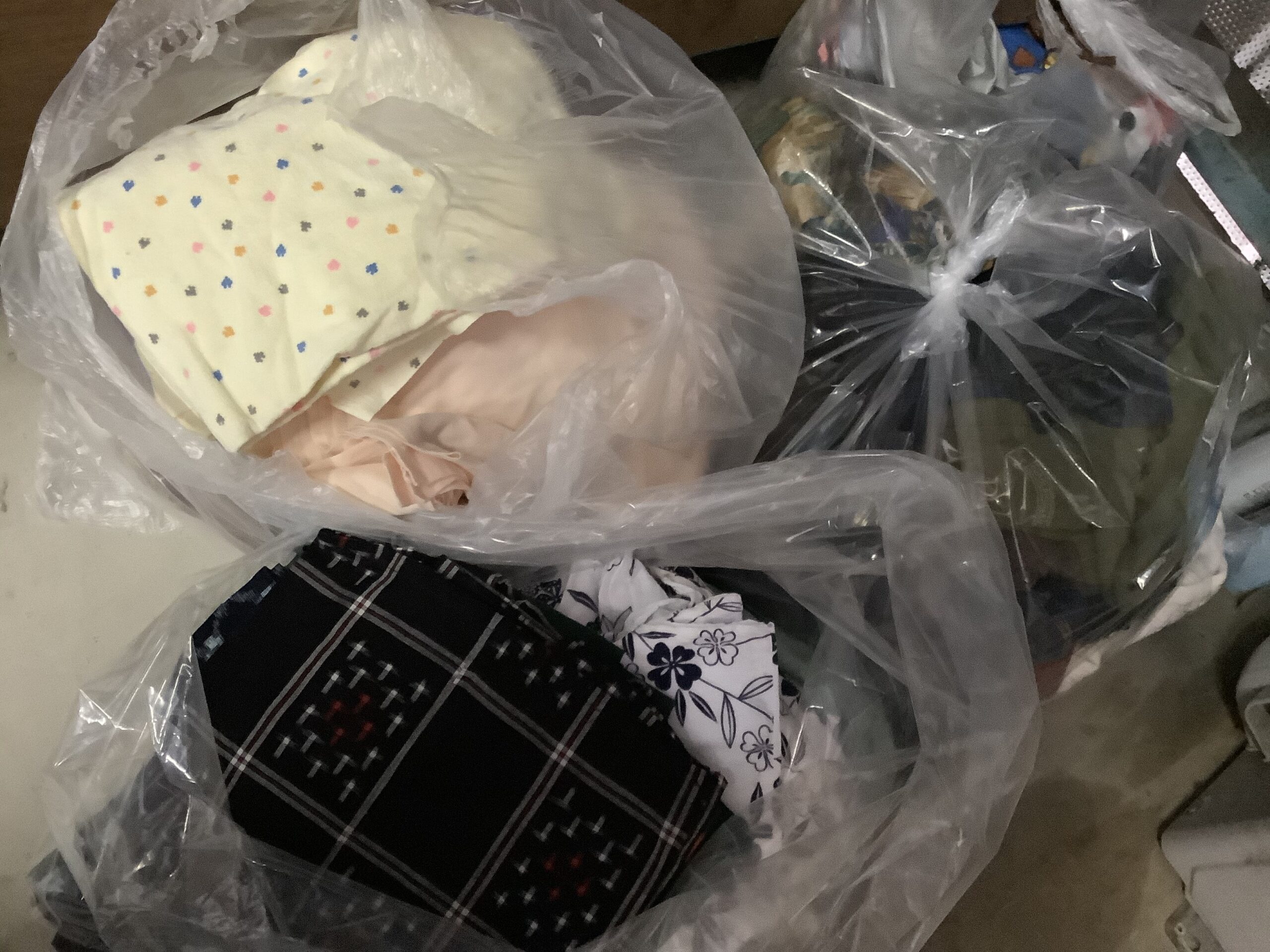 福山市今津町で回収した袋詰めした衣類