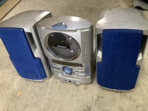 三次市十日市西でコンポの回収から処分までさせて頂きました。