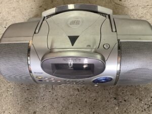 三原市東町でラジカセの回収から処分までさせて頂きました。