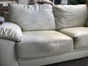 福山市駅家町万能倉でソファーの引き取りから処分までさせて頂きました。