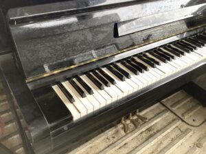 福山市新市町新市でピアノの引き取りから処分までさせて頂きました。