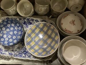府中市上下町上下で食器の引き取りから処分までさせて頂きました。