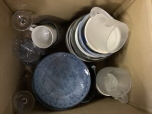 府中市中須町で食器の引き取りから処分までさせて頂きました。
