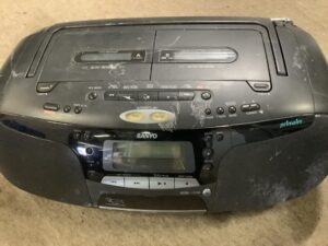 府中市中須町でラジカセの引き取りから処分までさせて頂きました。