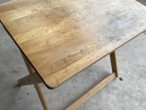 三次市栗屋町で家具のテーブルの回収から処分までさせて頂きました。