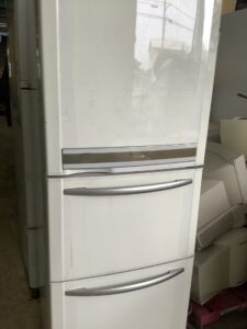 三原市小泉町で冷蔵庫の回収から処分までさせて頂きました。