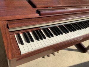 福山市旭町でピアノの引き取りから処分までさせて頂きました。