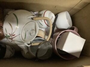 三原市青葉台で食器の回収から処分までさせて頂きました。