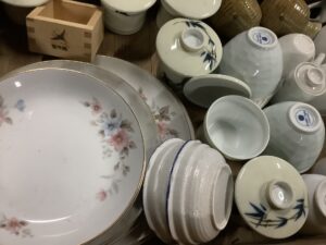 尾道市尾崎町で食器の回収から処分までさせて頂きました。