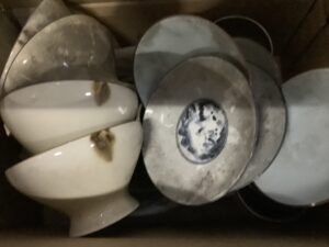 神石高原町桑木で食器の引き取りから処分までさせて頂きました。