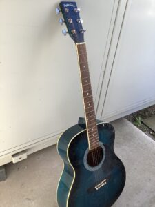 府中市目崎町でギターの回収から処分までさせて頂きました。