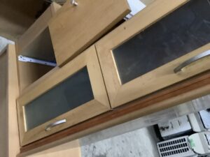 三原市新倉町でテレビ台の回収から処分までさせて頂きました。