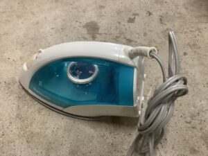 福山市春日町で廃品回収をしたアイロンです。