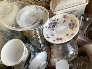 竹原市高崎町で食器の回収から処分までさせて頂きました。