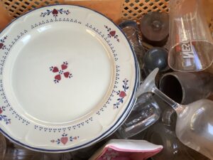 竹原市新庄町で食器の引き取りから処分までさせて頂きました。