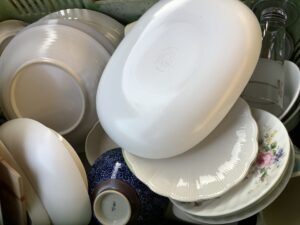 竹原市下野町で食器の回収から処分までさせて頂きました。