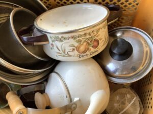 竹原市小梨町で食器の回収から処分までさせて頂きました。