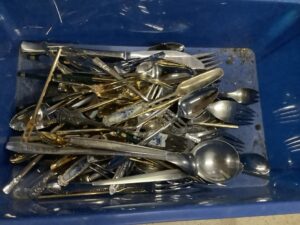 竹原市港町で食器の引き取りから処分までさせて頂きました。