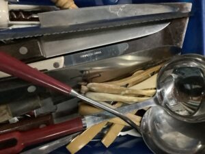 竹原市本町で食器の引き取りから処分までさせて頂きました。