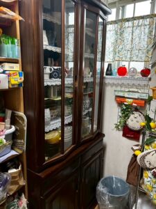 三原市新倉町で食器棚の引き取りから処分までさせて頂きました。