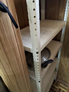 三原市古浜でスチール棚の引き取りから処分までさせて頂きました。